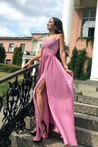 Abito lungo svasato rosa scuro di Moda-Mania con spacco laterale e corpetto in tulle ricamato, elegante e femminile.