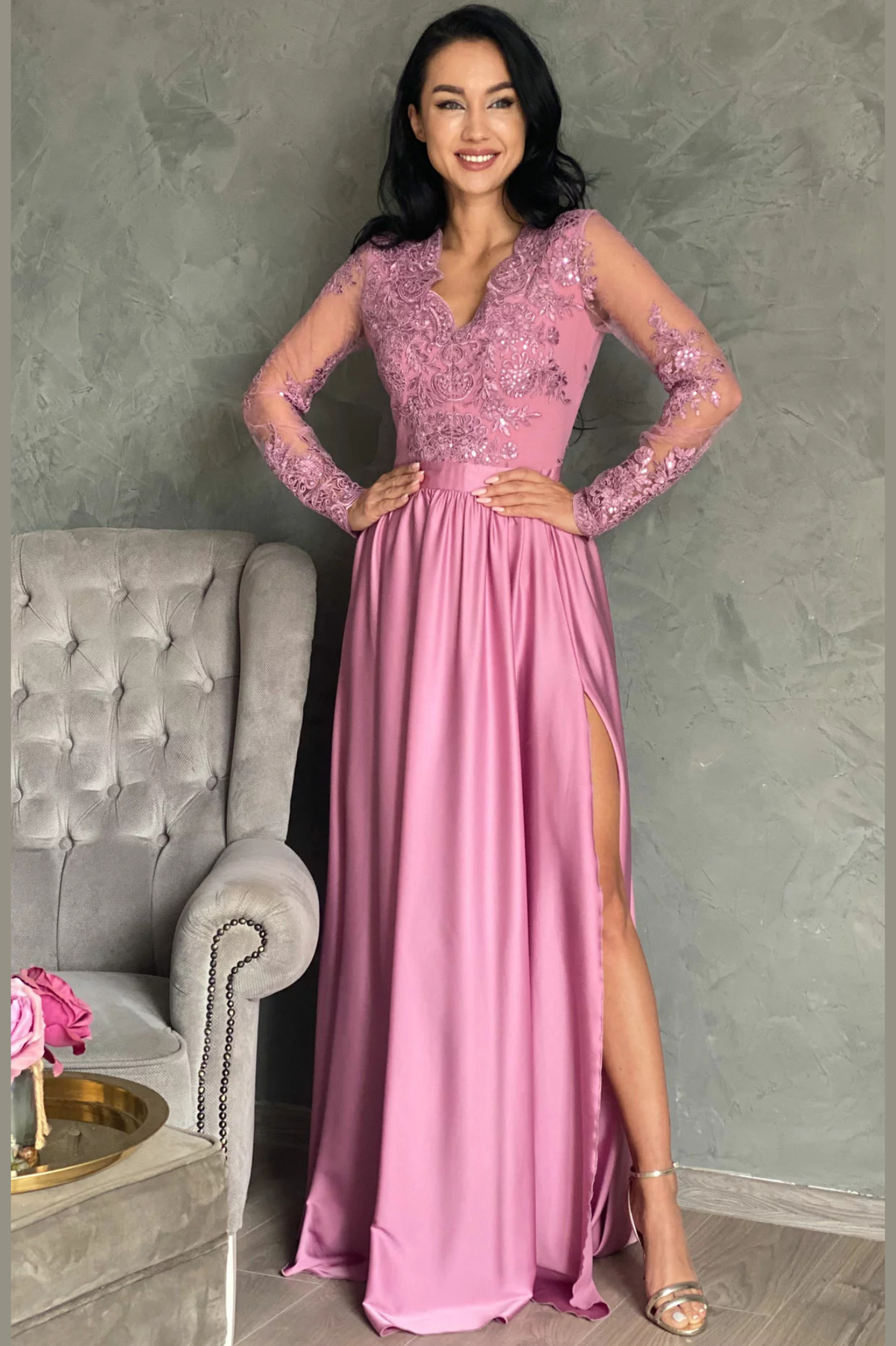 Abito lungo svasato rosa scuro Moda-Mania con spacco laterale e corpetto in tulle ricamato, elegante e femminile.