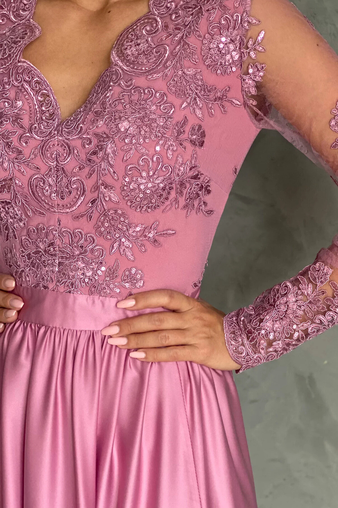 Abito lungo svasato rosa scuro con spacco laterale e corpetto in tulle ricamato