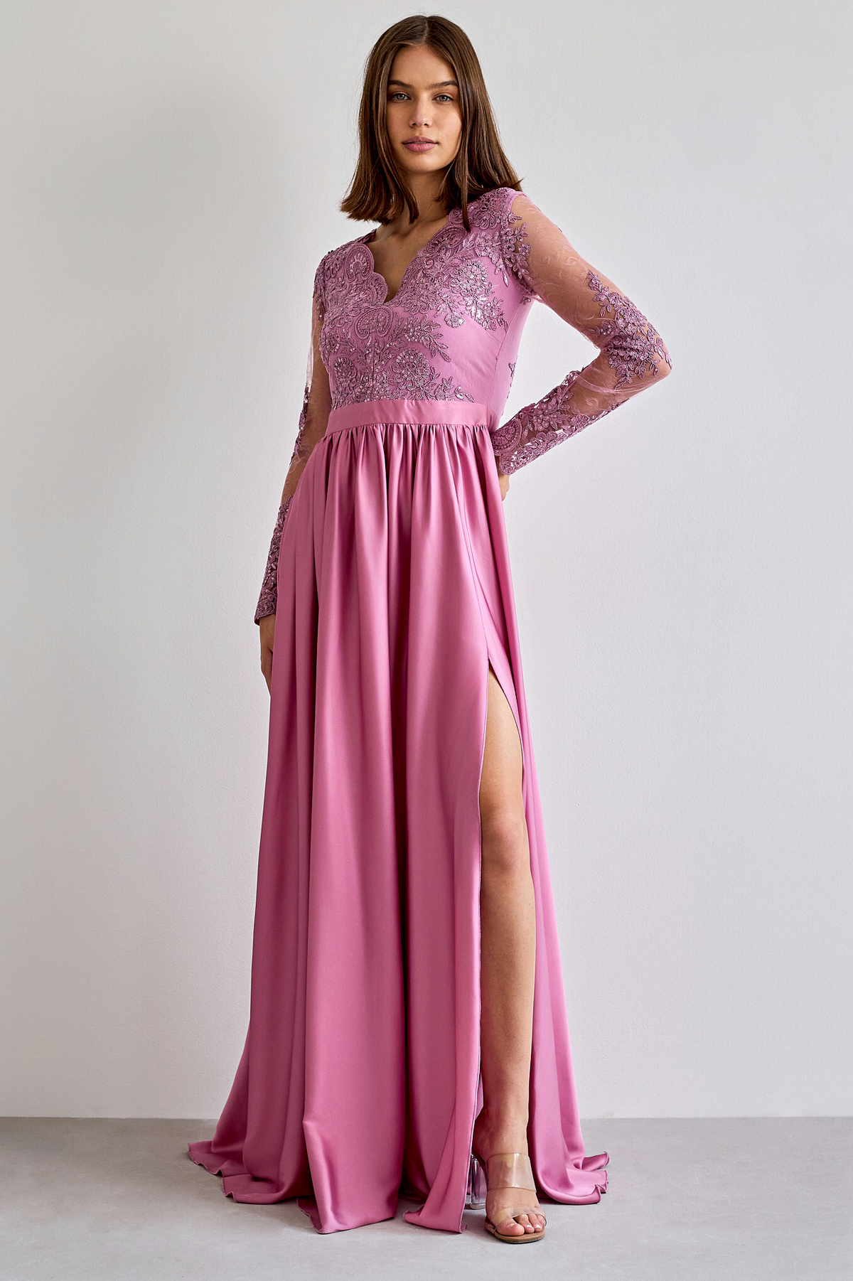 Abito lungo svasato rosa scuro Moda-Mania con spacco laterale e corpetto in tulle ricamato, ideale per occasioni eleganti.