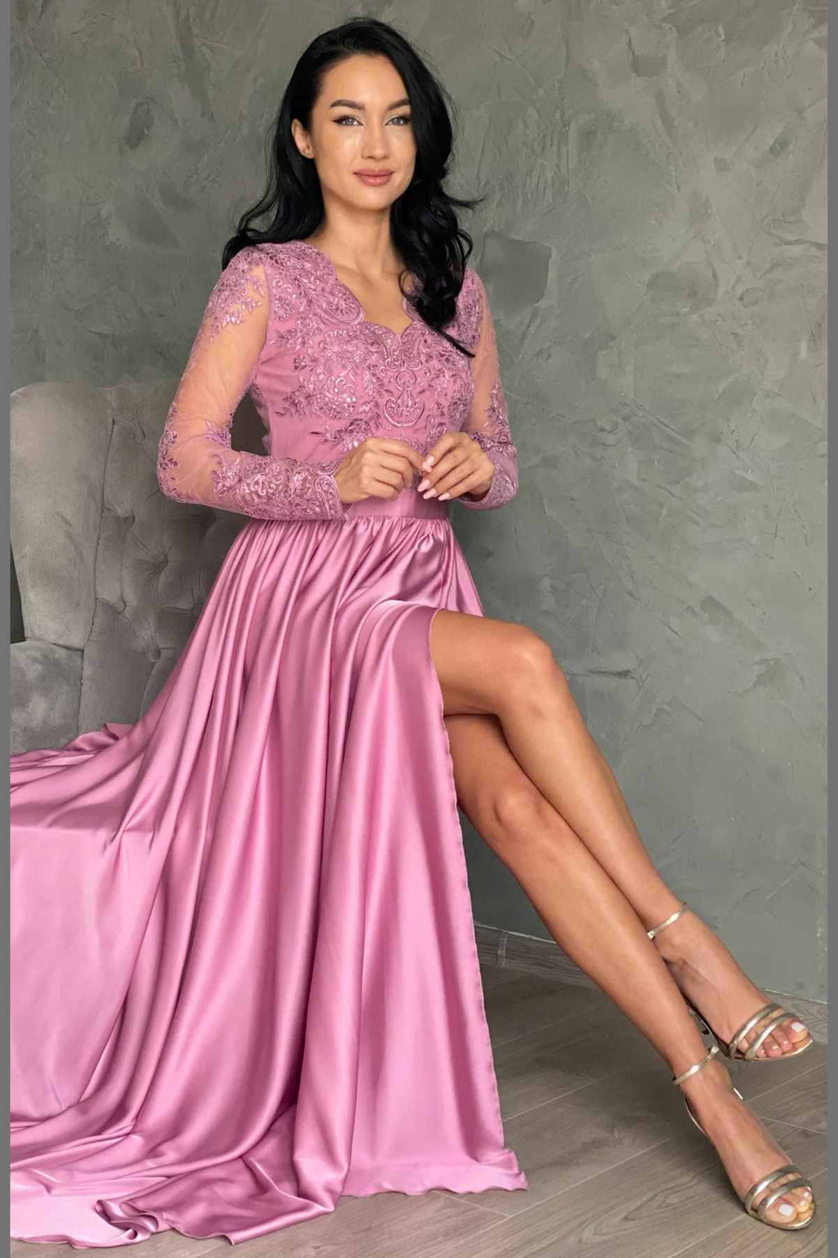 Abito lungo svasato rosa scuro con spacco laterale e corpetto in tulle ricamato, moda-mania, elegante vestito da sera.