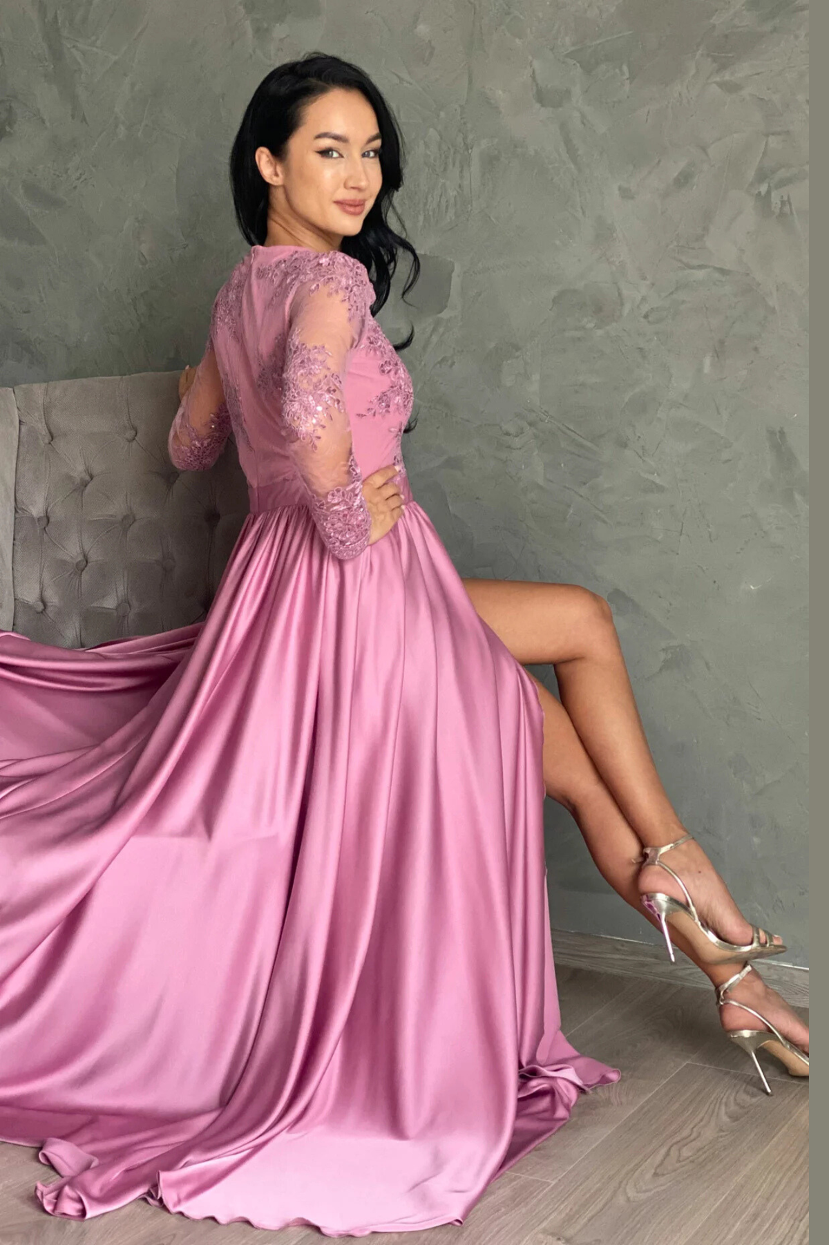 Abito lungo svasato rosa scuro Moda-Mania con spacco laterale e corpetto in tulle ricamato, elegante e femminile.