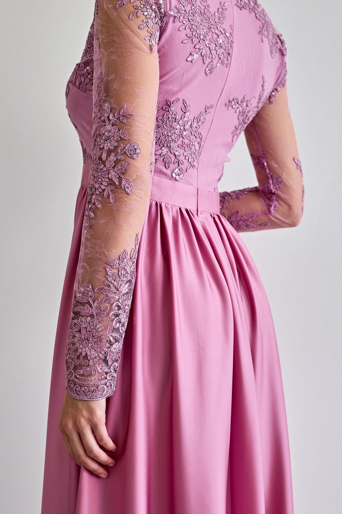 Abito lungo svasato rosa scuro con spacco laterale e corpetto in tulle ricamato, Moda-Mania, elegante e femminile.