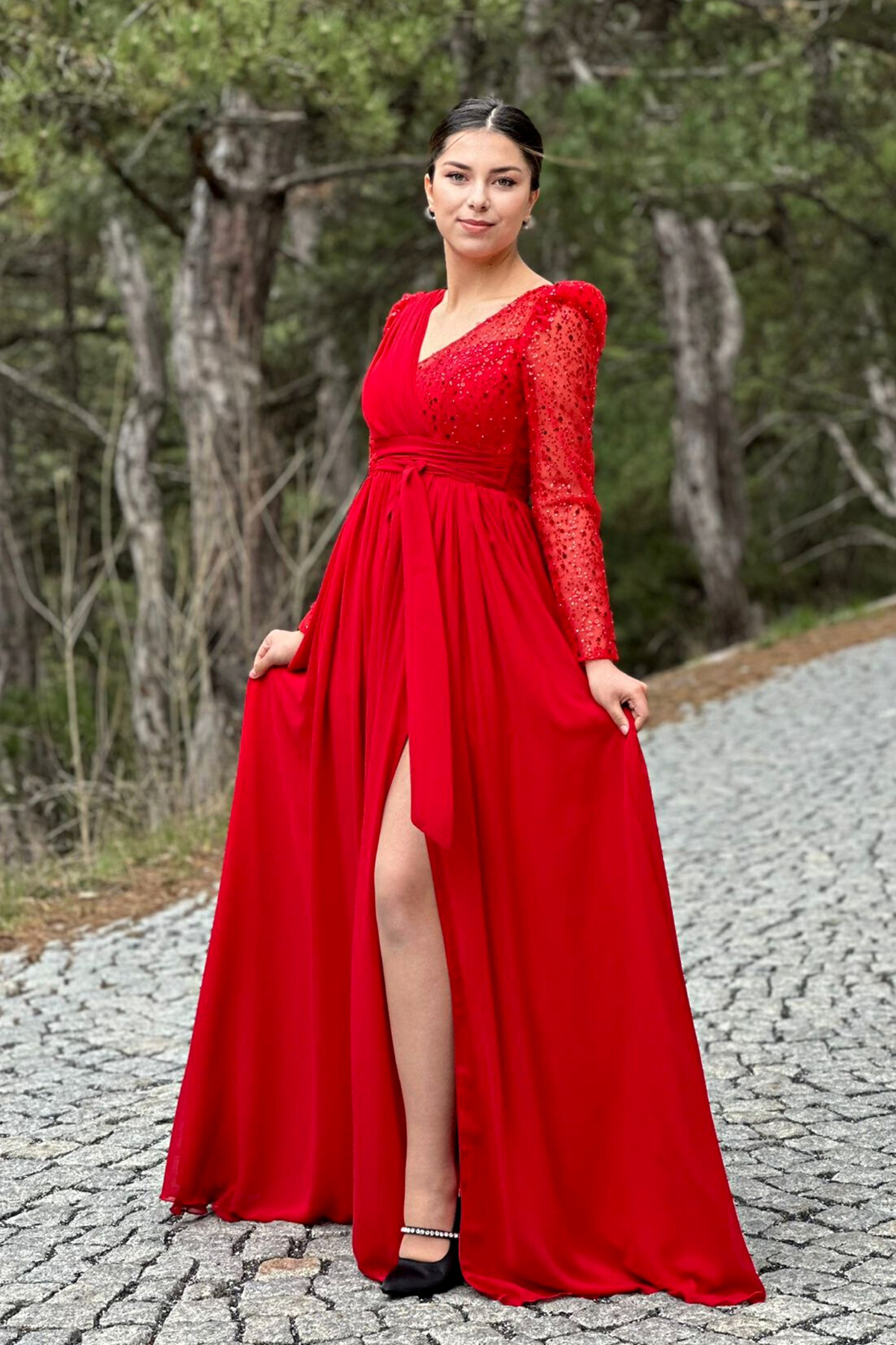 Abito lungo svasato rosso Moda-Mania con maniche lunghe, in tulle con perline e paillettes, elegante e raffinato.