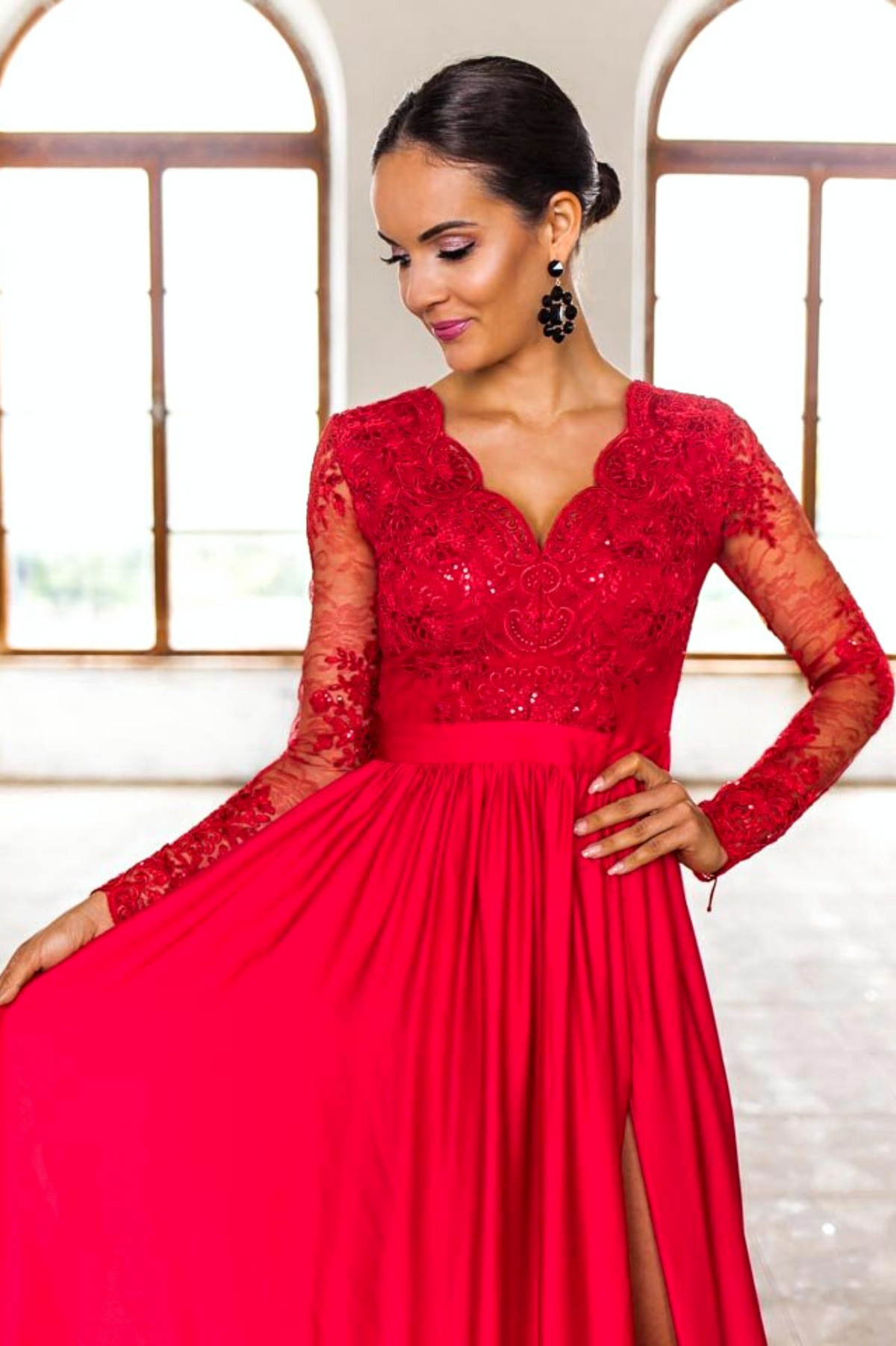 Abito lungo svasato rosso Moda-Mania con spacco laterale e corpetto in tulle ricamato, elegante e femminile.