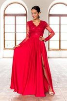 Abito lungo svasato rosso Moda-Mania con spacco laterale e corpetto in tulle ricamato, elegante e femminile.