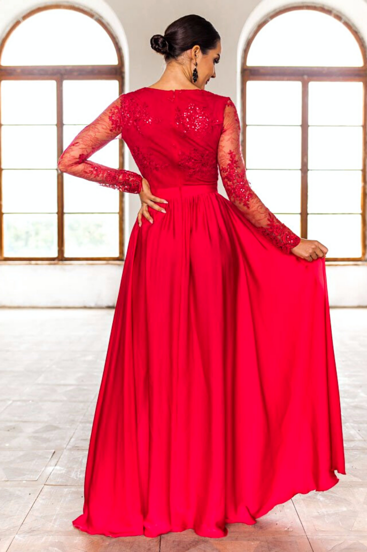 Abito lungo svasato rosso Moda-Mania con spacco laterale e corpetto in tulle ricamato, vestito elegante e femminile