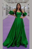 Abito lungo svasato corallo con corpetto a cuore e maniche corte removibili, moda-modania, elegante e femminile.