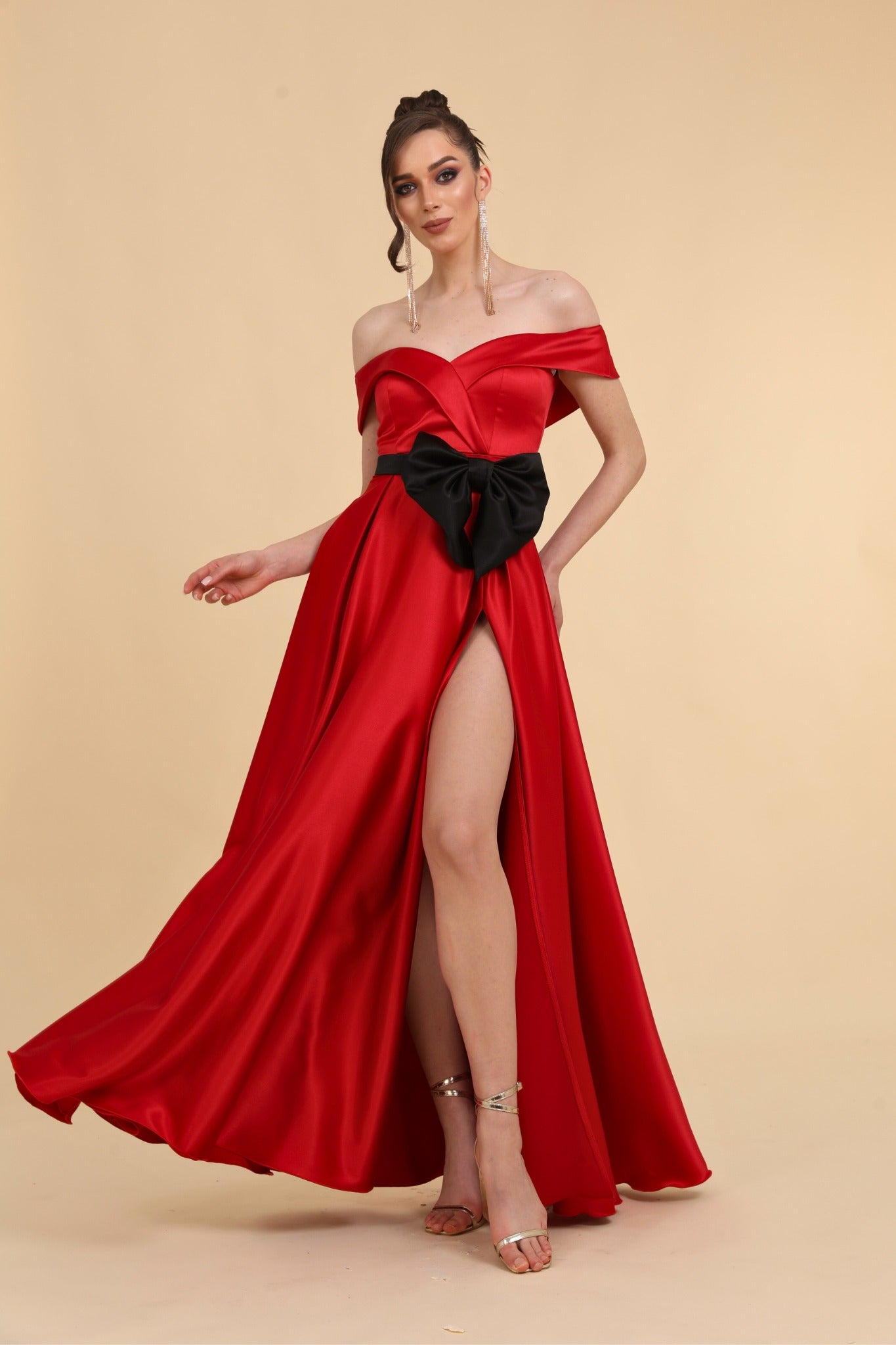 Abito lungo svasato rosso in taffetà con scollo a barchetta spacco