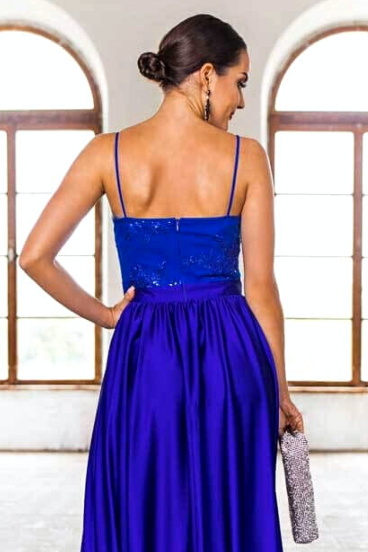 Abito lungo svasato blu elettrico Moda-Mania con spacco laterale e corpetto in tulle ricamato, dettaglio elegante e raffinato.