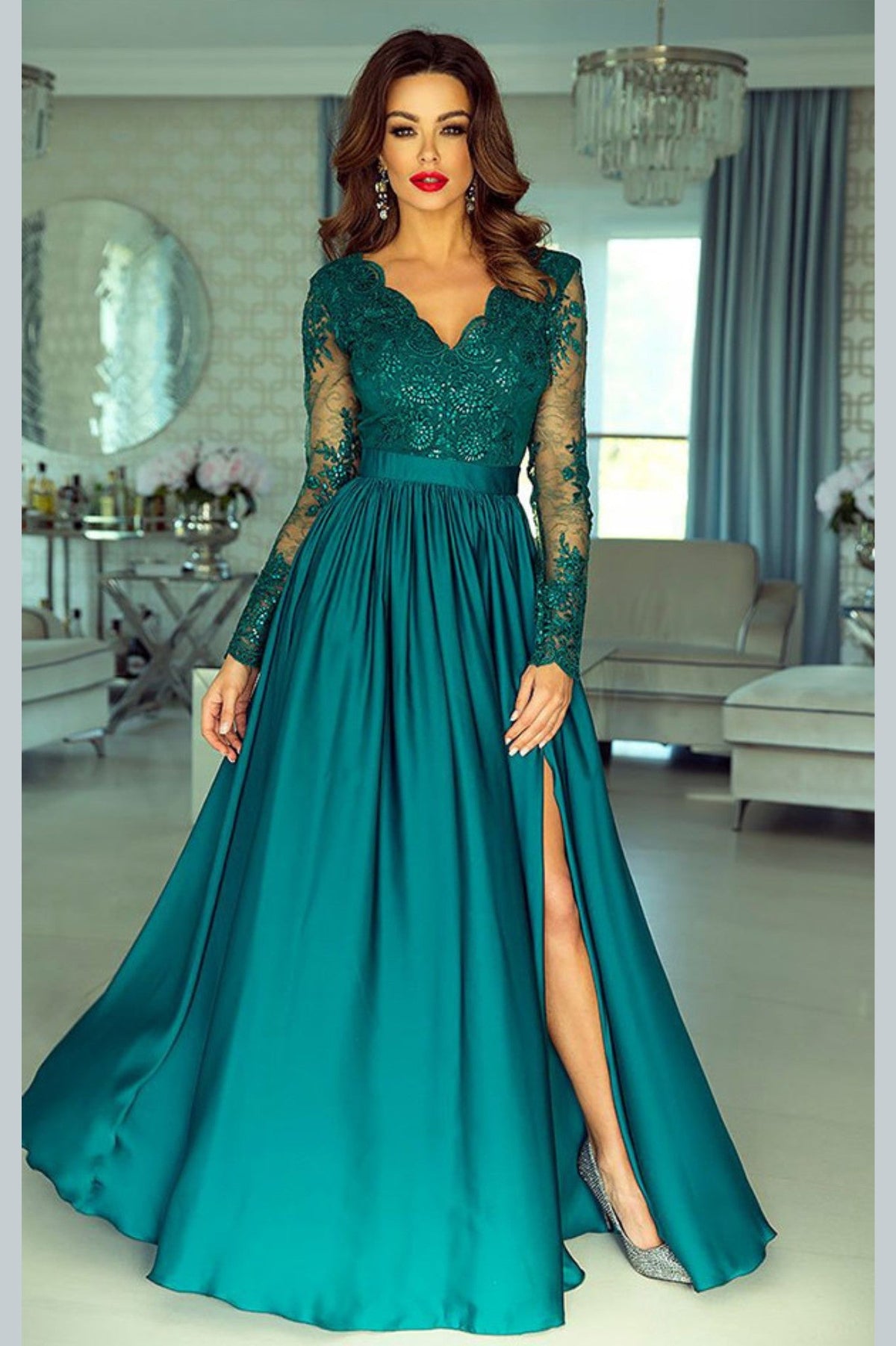 Abito lungo svasato verde in tessuto lucido con spacco laterale e corpetto in tulle ricamato, moda-mania.