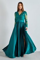 Abito lungo svasato verde in tessuto lucido con spacco laterale e corpetto in tulle ricamato, da Moda-Mania.