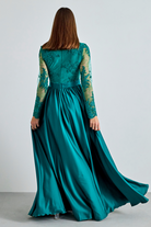 Abito lungo svasato verde in tessuto lucido con spacco laterale e corpetto in tulle ricamato, firmato Moda-Mania.