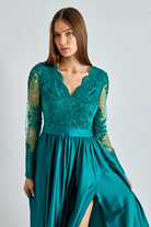 Abito lungo svasato verde in tessuto lucido con spacco laterale e corpetto in tulle ricamato, firmato Moda-Mania.