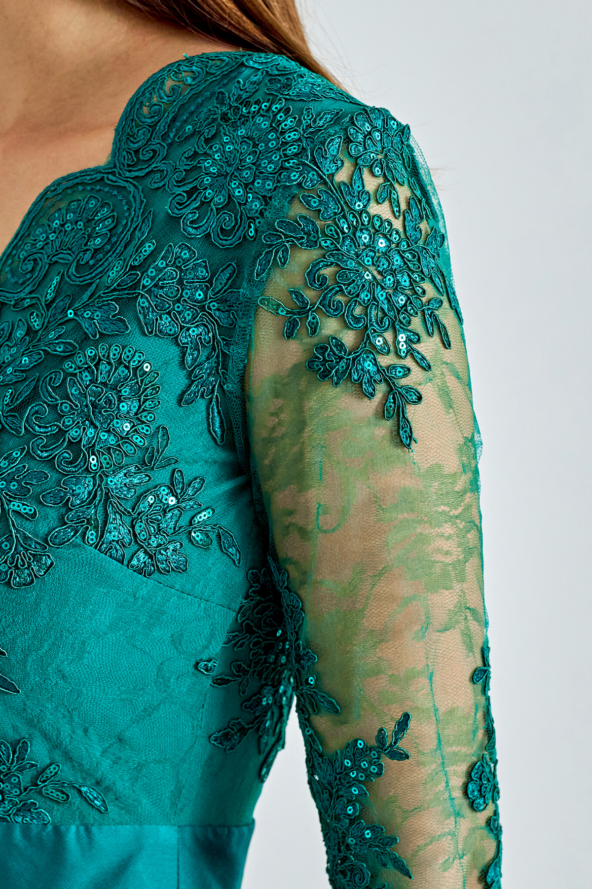 Abito lungo svasato verde in tessuto lucido con spacco laterale e corpetto in tulle ricamato, di Moda-Mania, vista frontale.