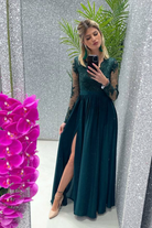 Abito lungo svasato verde scuro con spacco laterale e corpetto in tulle ricamato, Moda-Mania, vestito elegante femminile.