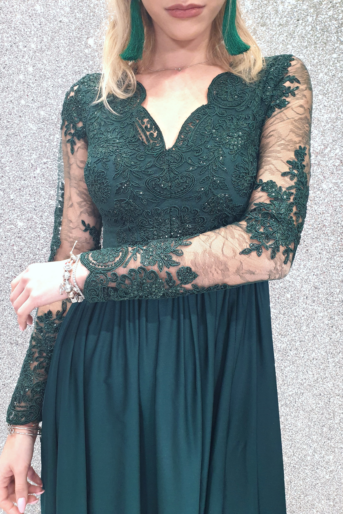 Abito lungo svasato verde scuro di Moda-Mania con spacco laterale e corpetto in tulle ricamato, dettaglio elegante.