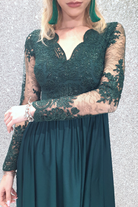Abito lungo svasato verde scuro di Moda-Mania con spacco laterale e corpetto in tulle ricamato, dettaglio elegante.
