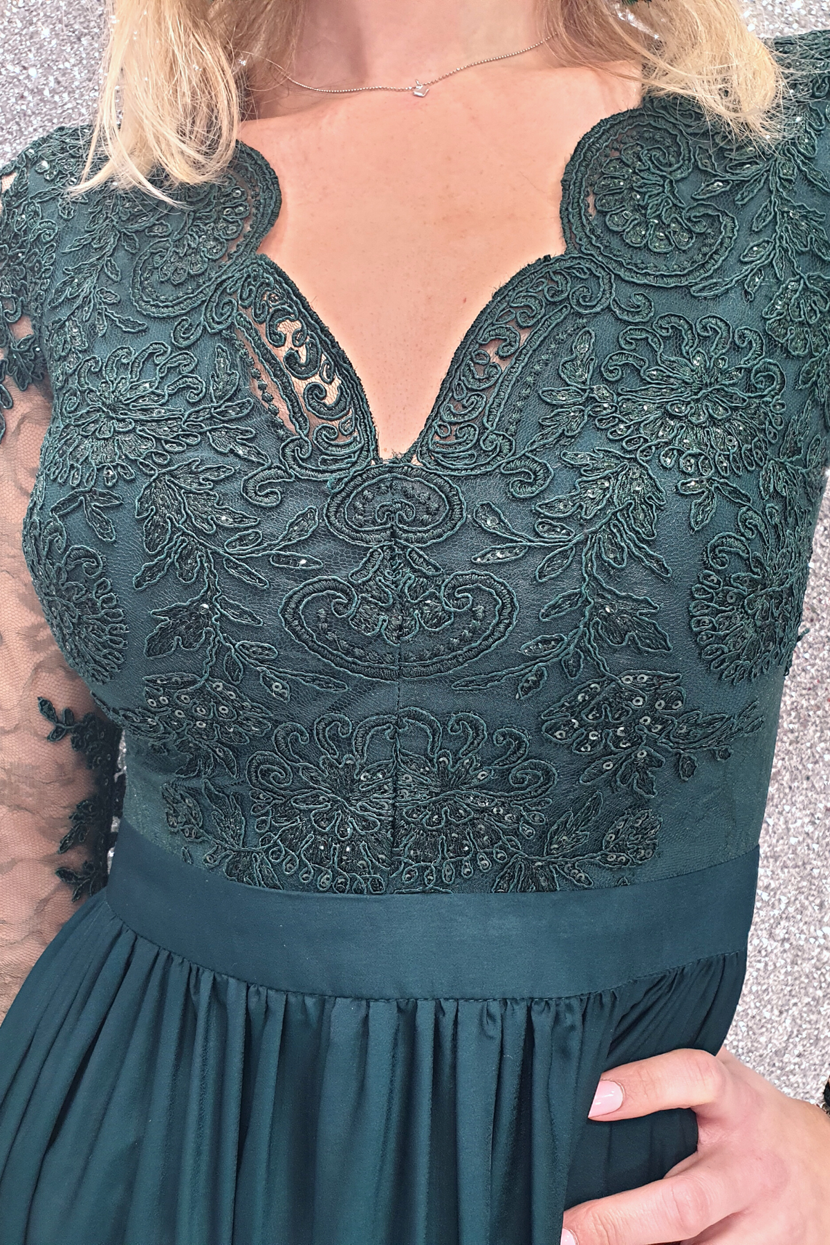 Abito lungo svasato verde scuro con spacco laterale e corpetto in tulle ricamato, moda-mania, abiti lunghi eleganti e sofisticati