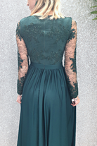 Abito lungo svasato verde scuro Moda-Mania con spacco laterale e corpetto in tulle ricamato, dettaglio elegante e femminile.