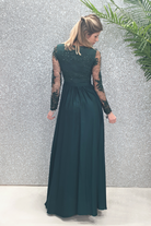 Abito lungo svasato verde scuro con spacco laterale e corpetto in tulle ricamato, firmato Moda-Mania.