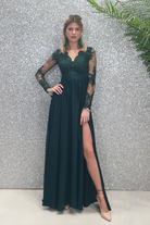 Abito lungo svasato verde scuro con spacco laterale e corpetto in tulle ricamato, firmato Moda-Mania.
