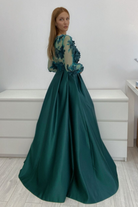 Abito lungo svasato verde smeraldo Moda-Mania con maniche lunghe, corpetto in tulle floreale 3D e gonna in taffetà elegante.