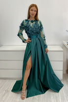 Abito lungo verde smeraldo Moda-Mania, svasato con maniche lunghe, corpetto in tulle floreale 3D e gonna in taffetà elegante.