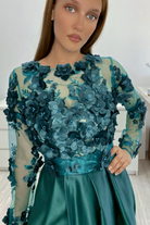 Abito lungo svasato verde smeraldo Moda-Mania con maniche lunghe, corpetto in tulle floreale 3D e gonna in taffetà.