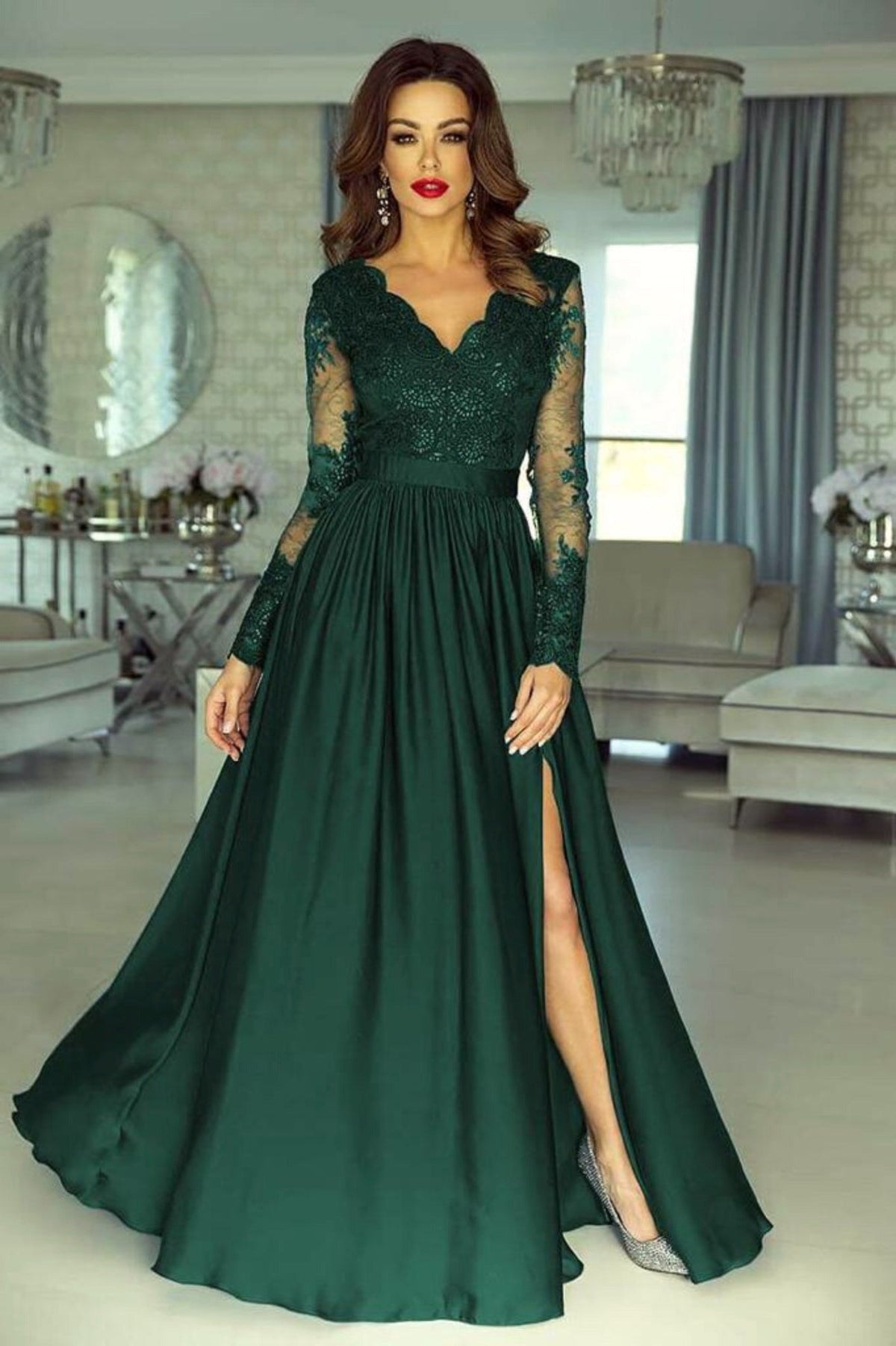 Abito lungo svasato verde smeraldo in tessuto lucido con spacco laterale e corpetto in tulle ricamato, Moda-Mania.