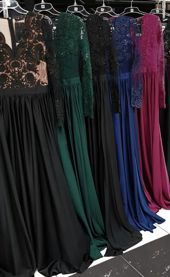 Abito lungo svasato verde smeraldo Moda-Mania con tessuto lucido, spacco laterale e corpetto in tulle ricamato.