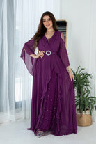Abito lungo svasato viola in georgette con maniche lunghe e cinturino, firma Moda-Mania, vestibilità elegante e femminile.
