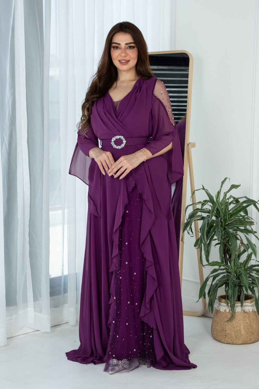 Abito lungo svasato viola in georgette con maniche lunghe e cinturino, vestibilità elegante e tessuto leggero.