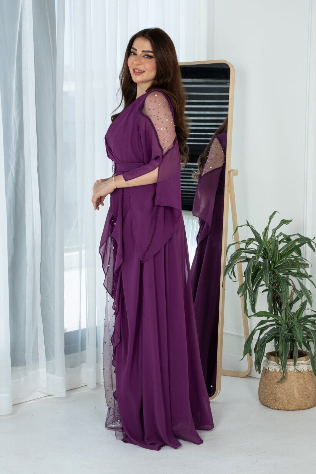 Abito lungo svasato viola in georgette con maniche lunghe e cinturino incluso, moda-mania, abiti lunghi eleganti femminili.
