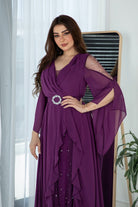Abito lungo svasato viola in georgette di Moda-Mania con maniche lunghe e cinturino, dettagli eleganti e tessuto leggero.
