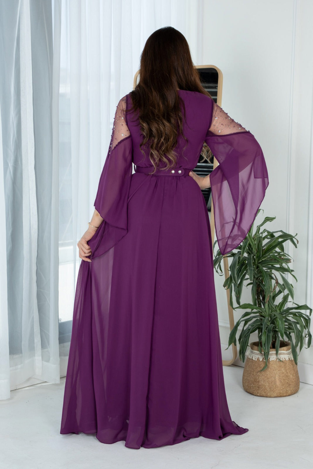 Abito lungo svasato viola in georgette con maniche lunghe e cinturino incluso, vestibilità elegante, moda Moda-Mania.