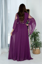 Abito lungo svasato viola in georgette con maniche lunghe e cinturino incluso, vestibilità elegante, moda Moda-Mania.