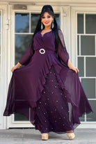 Abito lungo svasato viola in georgette con maniche lunghe e cinturino, vestibilità elegante e tessuto leggero.