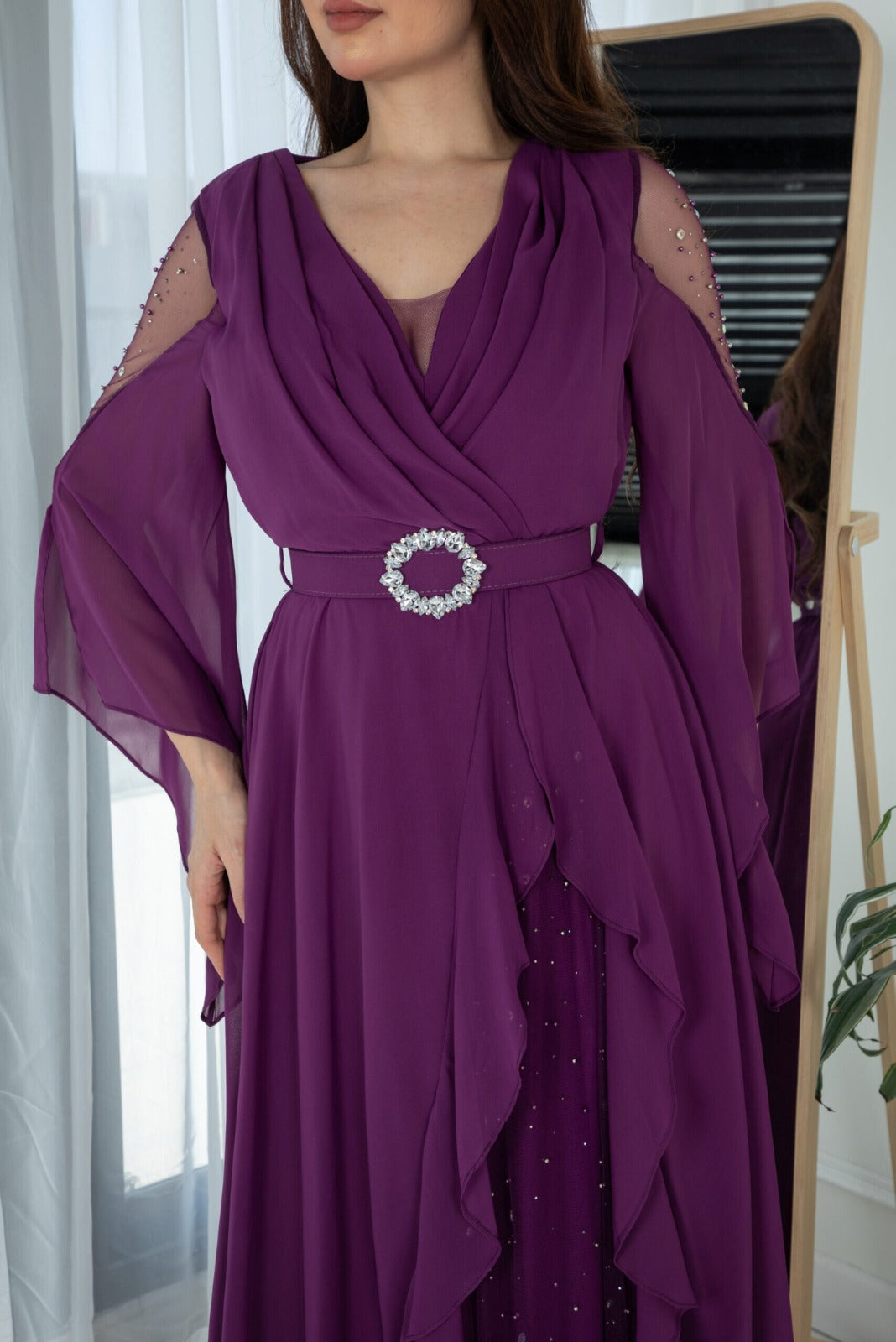 Abito lungo svasato viola in georgette con maniche lunghe e cinturino, elegante abito Moda-Mania.