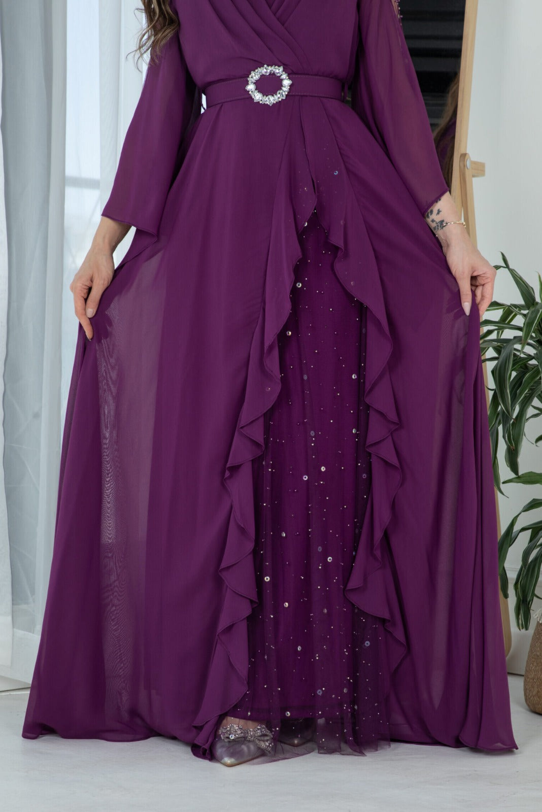 Abito lungo svasato viola in georgette con maniche lunghe e cinturino, moda-mania, elegante vestito da sera femminile.