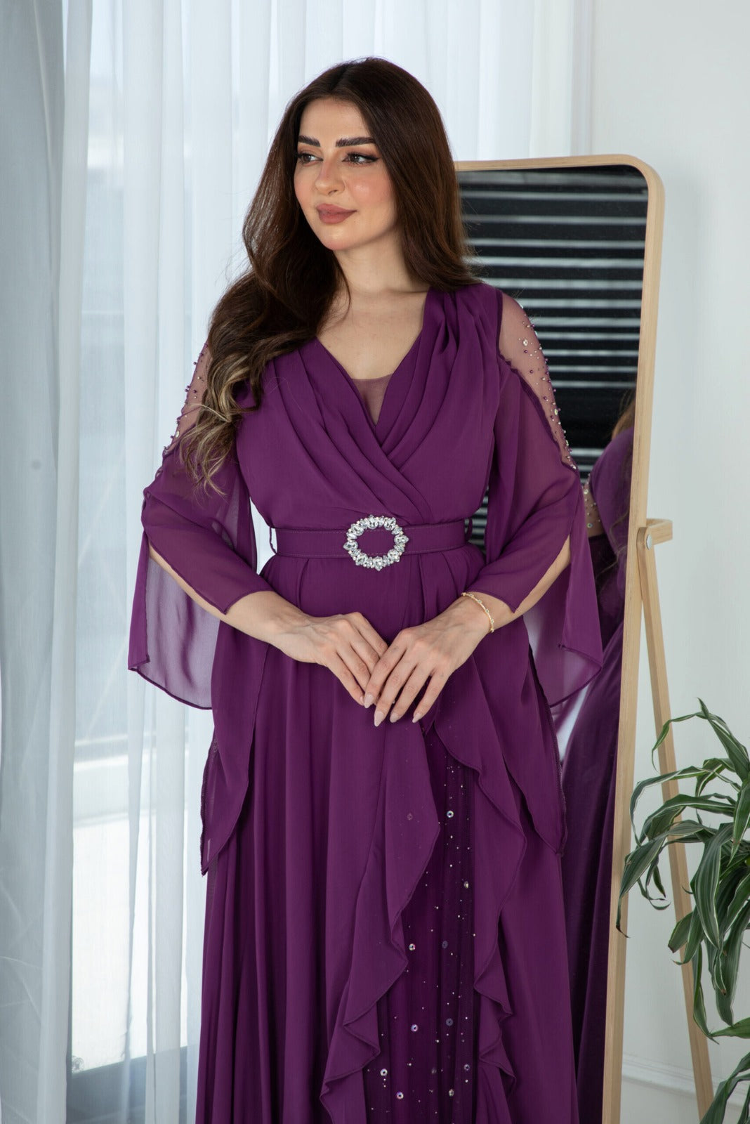 Abito lungo svasato viola in georgette con maniche lunghe e cinturino, moda-mania, dettaglio del tessuto e della vestibilità