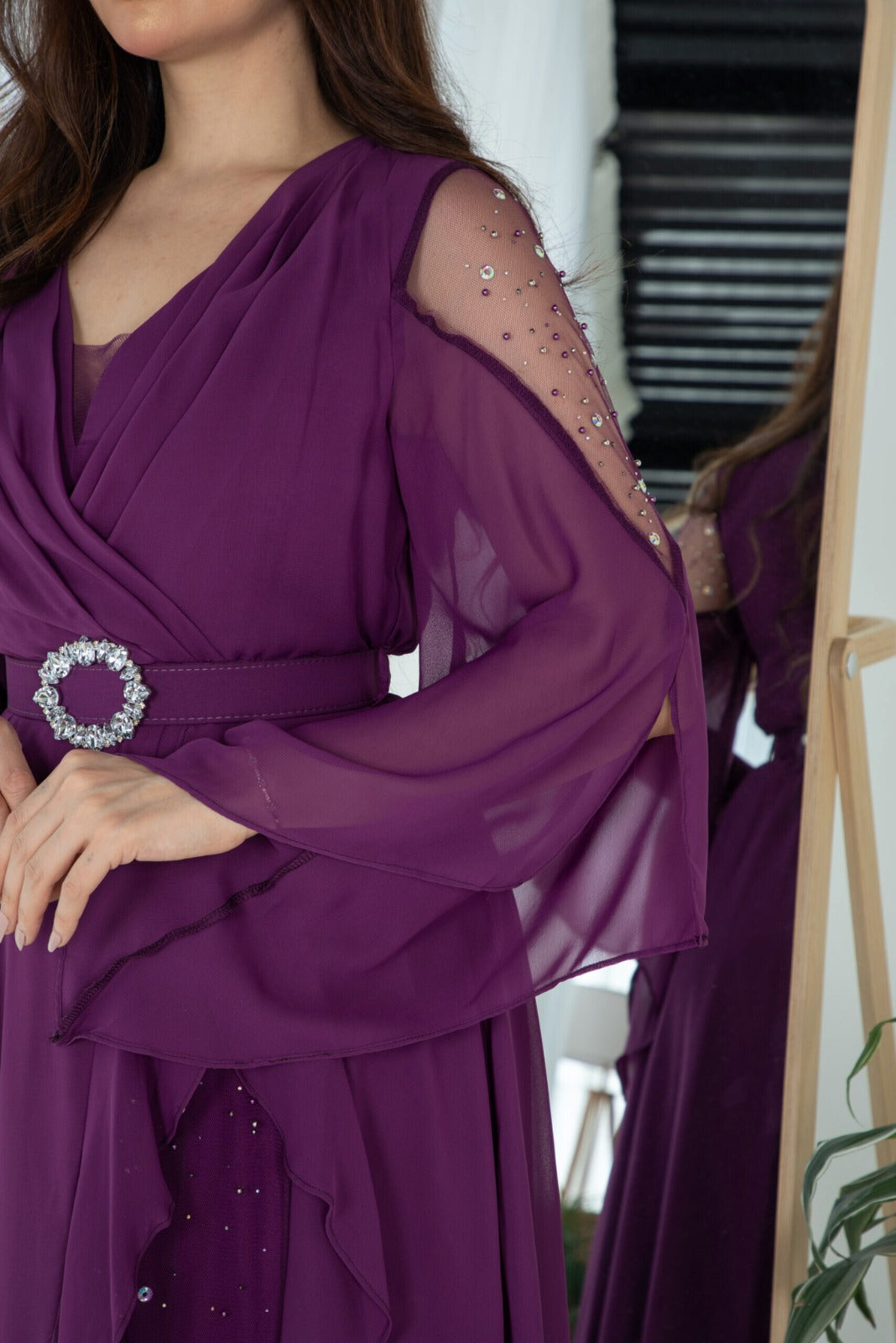 Abito lungo svasato viola in georgette con maniche lunghe e cinturino, moda-mania, elegante e fluido.