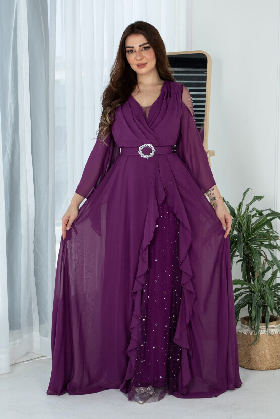 Abito lungo svasato viola in georgette con maniche lunghe e cinturino, moda-mania, elegante vestito da sera o occasione speciale