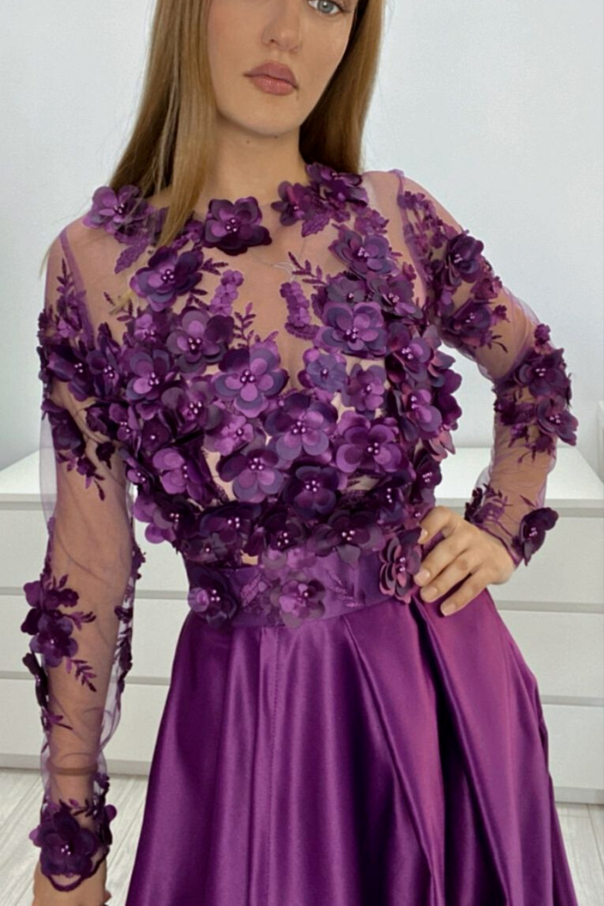 Abito lungo svasato viola prugna Moda-Mania con corpetto in tulle floreale 3D e gonna in taffetà, maniche lunghe elegante.