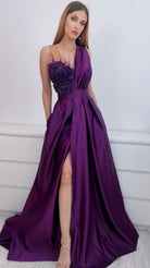 Abito lungo svasato viola prugna Axa con spacco laterale, corpetto in perline, piume e fiori 3D, moda elegante Moda-Mania