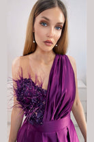 Abito lungo svasato viola prugna Moda-Mania con spacco laterale, corpetto in perline, piume e fiori 3D, elegante e raffinato.