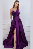 Abito lungo svasato viola prugna Moda-Mania con spacco laterale, corpetto in perline, piume e fiori 3D.