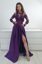 Abito lungo svasato viola prugna Moda-Mania con corpetto a maniche lunghe in tulle floreale 3D e gonna in taffetà.