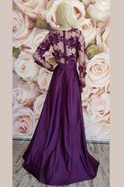 Abito lungo svasato viola prugna Moda-Mania con corpetto in tulle floreale 3D e gonna in taffetà, maniche lunghe elegante e femminile.