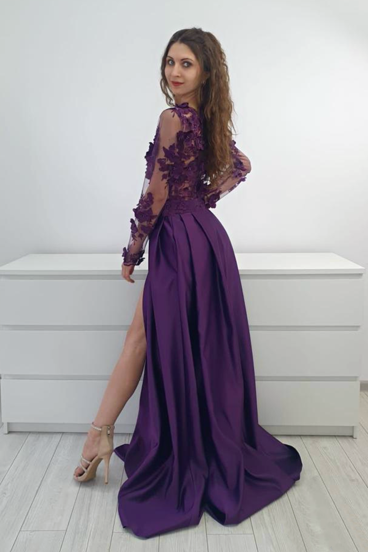 Abito lungo svasato viola prugna Moda-Mania con corpetto a manica lunga in tulle floreale 3D e gonna in taffetà.